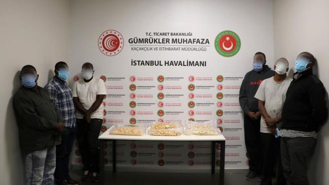 Etiyopya'dan stanbul'a gelen uaklarda seyahat eden Tanzanya uyruklu baz yolcularn 'yutucu' olarak tabir edilen uyuturucu kuryesi olabilecei tespit edildi.