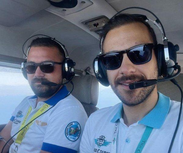 Pilotluk dersleri almaya balad.