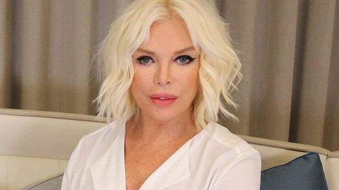 te yandan evin ierisinde spor salonu, asansr, hizmetli yaam alan ve alma odas da olduu biliniyor.