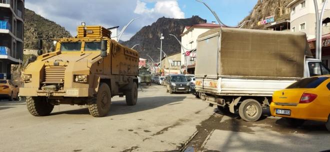 Trk Hava Kuvvetleri'nin Kuzey Irak'taki kamplarda yuvalanan PKK'l terristlere ynelik operasyonlar aralksz devam ederken, karadan snra askeri sevkiyatlar da hz kazand.