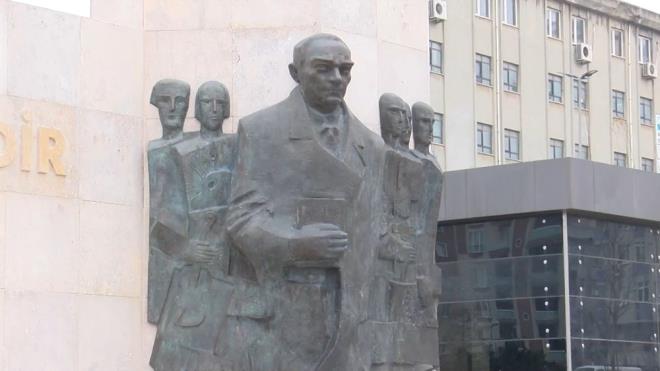 "FKRN SYLEMEK HERKESN HAKKI"    Ant 1 yl akn srede hazrladn ifade eden Nuriev, Atatrk ile 25 yl ncesine dayanan birka almas daha olduunu belirtti.    Nuriev,  "Ne yaplrsa yaplsn, beenen de var, tepki gsteren de var. Bunu ben biliyorum ve kabulleniyorum nk fikrini sylemek herkesin hakkdr" ifadelerini kulland.