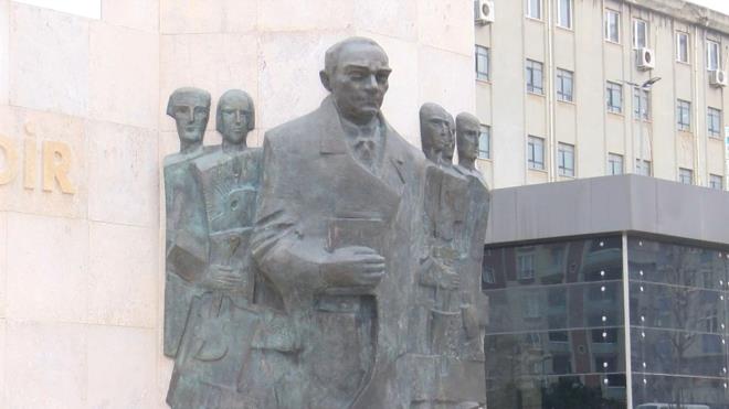 Heykeli yapan heykeltra Ziyatin Nuriev'i tandn kaydeden retim grevlisi ve sanat Seydi Murat Ko ise, "Sanatnn yapt ite bir tarz var. O slubu ve tarz bu heykelde grebiliyoruz. Hep alk olan  boyuttan dar kt iin ve sanat yorumu eklendii iin yadrganm olabilir. Bu heykele bakarken de eitime ihtiya var" dedi.