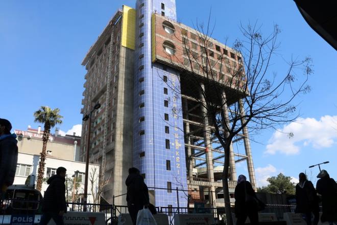 �NCE RENKLER�NDEN KURTULDU    Y�k�m i�lemlerinin yap�ld��� alanda �evre g�venli�i al�n�rken bina sar�, mavi ve k�rm�z� renklerinden kurtuldu. Daha sonrada y�k�m�na ba�land�.