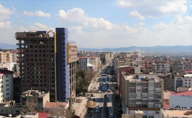 4 AY SONRA TAMAMEN KAYBOLACAK    Kahramanmara� B�y�k�ehir Belediyesi?nce 2019 y�l�nda y�k�lmas�na karar verilen bina ve �evresinde 2 ay �nce y�k�m i�lemleri ba�lad�. Alanda �nce eski adliye binas�, daha sonra emniyetin baz� birimlerinin i�inde bulundu�u emniyet binalar�n�n y�k�mlar� ger�ekle�ti. Binan�n 4 ay sonra tamamen yok olaca�� belirtiliyor.