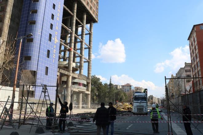 Adan�n �evre ve �ehircilik Bakanl��� taraf�ndan kentsel d�n���m alan� ilan edilmesiyle ba�layan s�re�te hayata ge�irilecek proje kapsam�nda, 40 d�n�ml�k alana sahip alanda �al��malar 2 ay �nce ba�lam��t�. 25 yap� ve 300 ba��ms�z birimin yer ald��� adada en dikkat �ekici yer ise sa�ma bina oldu.