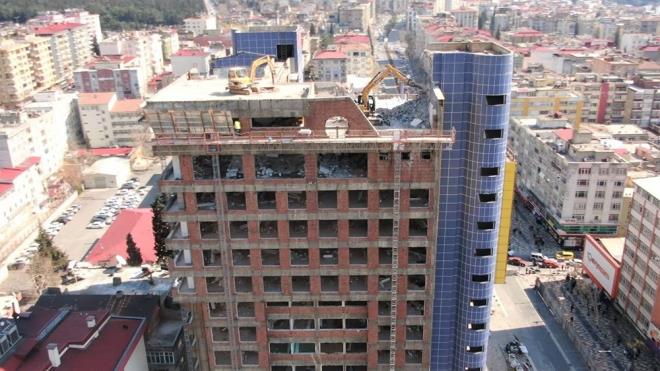 Kentin bir�ok noktas�ndan g�r�lmesi nedeniyle vatanda�lar�n da adres tarifi konumunda bulunan bina, internet arama motoru Google?da ?D�nyan�n En Sa�ma Binas�? yaz�l�p arama yap�ld���nda yakla��k 300 bin sonu�tan ilk s�rada ��k�yor.