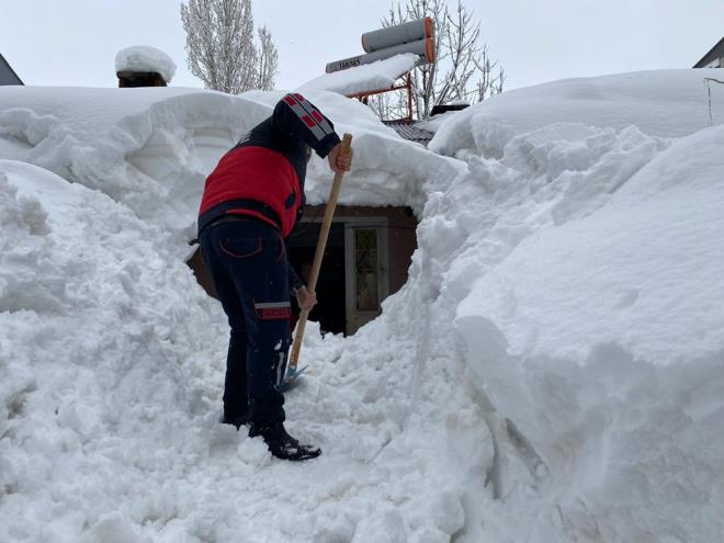 te yandan Bitlis?te aralk, ocak ve ubat aylarnda yaan kar miktar toplamda 5,5 metre, sadece mart aynda ise 4 metre 13 santimetre olarak lld.