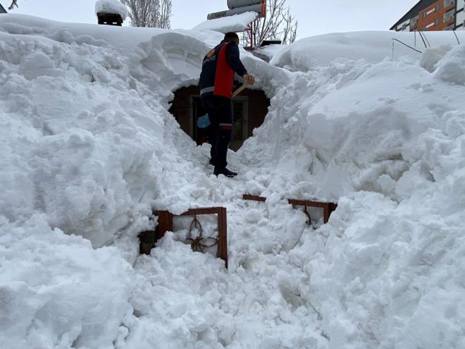 ''KAR KTLELER EV ADETA YUTMUTU''    tfaiye Mdr Nazmi Olcay, ''Tek katl evin atsndan inen kar ktleleri evi adeta yutmu durumdayd. Ekiplerimiz hemen kreklerle karlar temizleyip evin iindeki aileyi kurtard'' dedi.