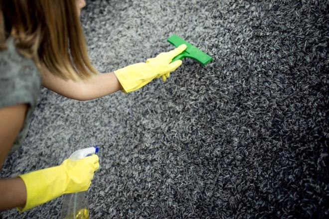 7- HALILARI SLECEKLE TEMZLEYN     Etkili bir bahar temizlii iin hallarnz temizlemeniz art. Hallar en ok toz toplayan, kirlenen ve hatta odanzn tozlanmasna da neden olan eyalardr. Hallar, gvenilir bir markann hal temizleyicisiyle temizlrken, silecek kullann. Bu, iinizi kolaylatracak. Hal spreyi, karbonat ve baz esansiyal yalar da iinize yarayabilir.