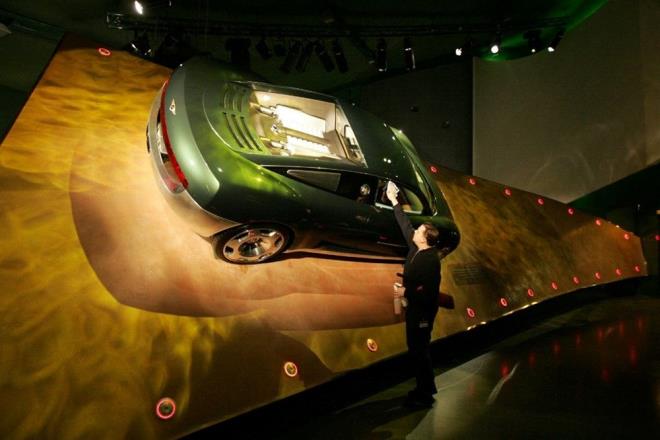 Ortadan motorlu konsept, markann 1998?de satn ald Lamborghini?nin diablo modeline dayanyordu. 8 litrelik W16 motor 623 beygirlik g retiyordu.