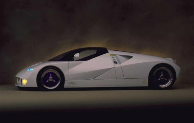 Aracn gvde panelleri karbon fiberdi, geleneksel bir atdan ziyade yolcular kaplayan lamine cam bir kubbeye ve 'yksek hzda' ykselen bir spoylere sahipti.