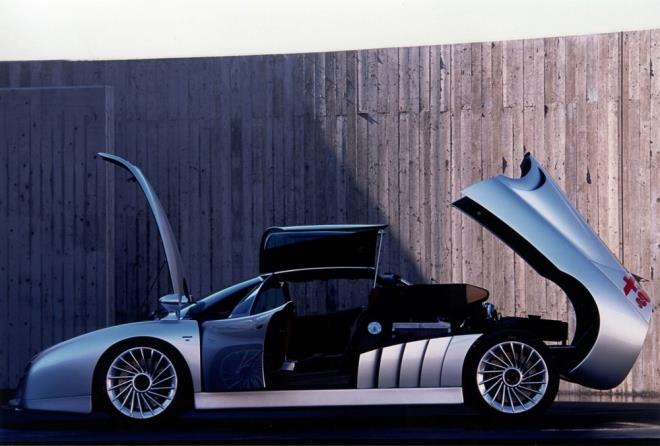 Alfa Romeo?nun 3.0 litrelik V6 motoruna sahipti. Marka, aracn 0?dan 100 kilometre hza 4 saniyede ktn ve 300 km maksimum srati olduunu aklamt.