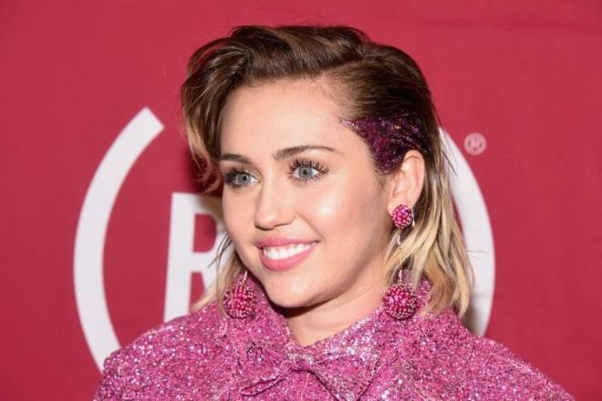 29 yandaki dnyaca nl yldz Miley Cyrus ve ekibi lmden dnd. ABD'li oyuncu ve arkc Cyrus, pandeminden dolay srekli olarak erteledii turnesini bu yl gerekletirmek istedi.