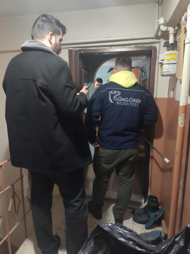 Gndz, tehlikeli rklarn kayt altnda olsa dahi vatandalarn youn olduu alanlara karlmamas gerektiini syledi.    Gndz, "Gezdirilmek istense de tasma ve azlk mutlaka olmaldr aksi takdirde su tekil etmektedir. Kanun bu ekilde kayt altnda olmayan tehlikeli rklara el konulmasn ve 15 bin lira para cezas uygulanmasn ngrmektedir? dedi.