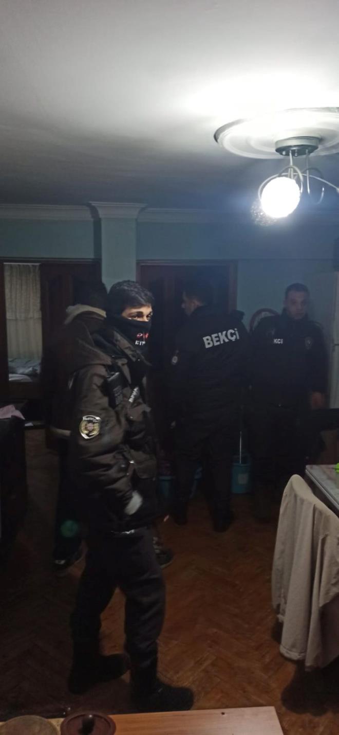 Gngren?de gence saldran pitbull sahibinden alnarak barnaa getirildi - 8  HAYVANLAR SAHBNE TESLM EDLMEYECEK      Kpekleri teslim alrken sakinletirici yaptklarn belirten Gndz, gvenli bir ekilde sahibinden alnan hayvanlarn barnaa getirildiini, ikisini de ksrlatrp bakmaya devam edeceklerini ifade etti.    Sakinletirici inenin yan etkisiyle u anda hayvann titrediini syleyen Gndz, ?Vatandalarn ii rahat olsun sokaa salmayacaz ve kaytl olmad iin hayvanlar sahibine de geri vermeyeceiz? ifadelerini kulland.