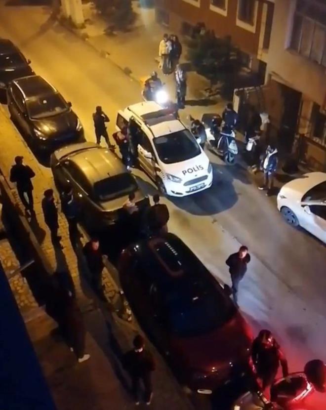 Durumu fark eden mahalle sakinleri pheliyi lin etmek istedi. hbar zerine olay yerine gelen polis ekipleri pheliyi gzaltna ald.