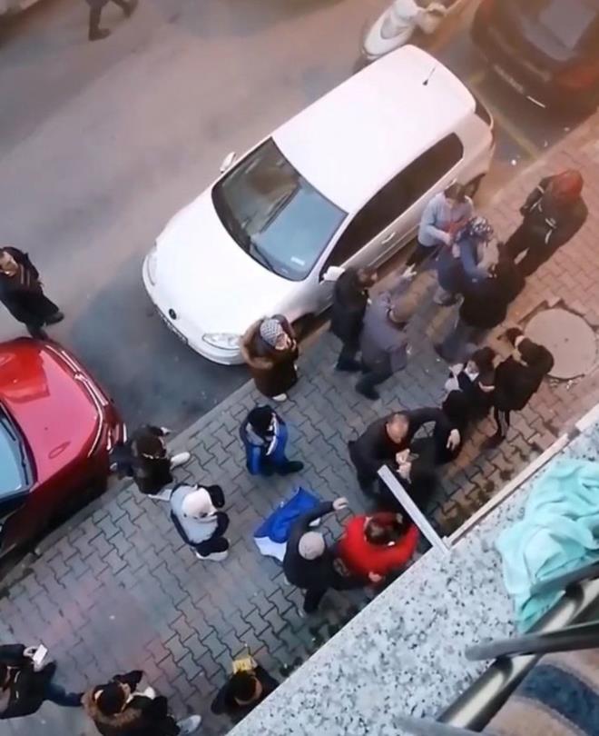 Olay, dn akam saatlerinde Gltepe Mahallesi'nde meydana geldi. ddiaya gre, yabanc uyruklu bir kii sokaktaki ocuklara taciz giriiminde bulundu.