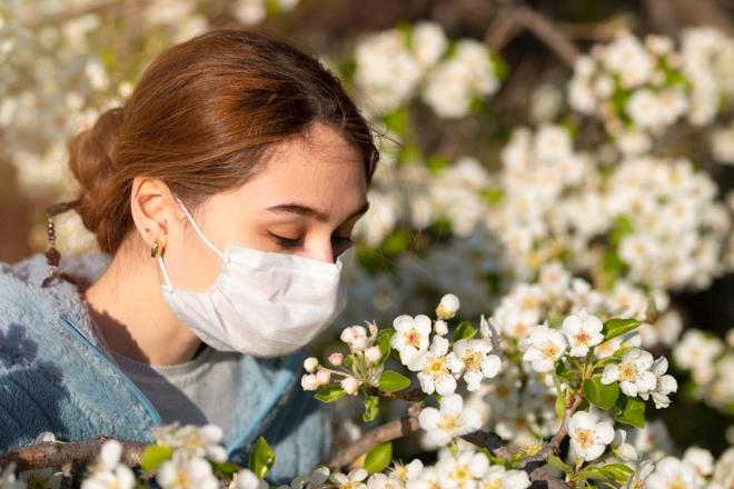 9-ETKL MASKE KULLANIN    Pandemi dnemi maske kullanm artt iin, birok insann polenlerle temas azald ve daha az alerjik semptom yaand. zellikle polenlerin fazla olduu gnlerde maske takn. Egzersiz yaparken de maske kullann.