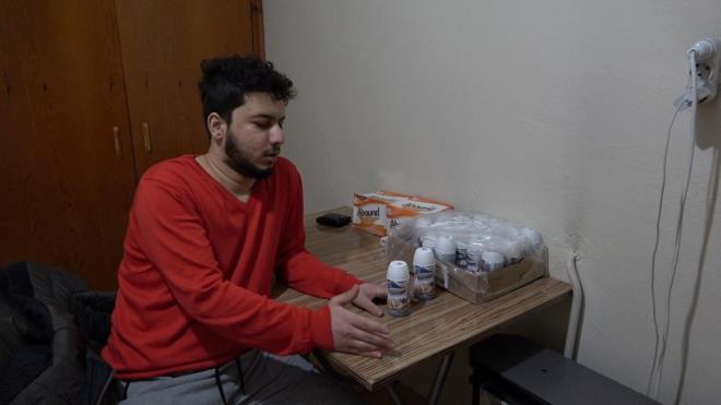 ?LTFEN ELLERMDEN TUTSUNLAR BANA BR IKI YOLU GSTERSNLER?    stanbul?da matematik retmenlii okuyan ve tan konulamayan hastalna are bulmak iin Trkiye?de birok doktora giden Serhat Saltk, eitimini yarda braktn aklad. Ailesinin yanna dnerek evde zorunlu olarak tkettii besinlerden kurtulmak isteyen Saltk, ?Bir anda ackma ve itahm kaybetme ile balad. Doal olarak her insann her gn yaam olduu ackma fonksiyonunu yaamamaya baladm. Bu sre giderek artt, ilk balarda belirli bir sre gidip tekrar geri geliyordu. Sonrasnda ise daha uzun gidip geri geliyordu. Bu ekilde ilerlerken artk tamamen ackmamaya baladm. Yaklak olarak bir yl buluyor. Doktorlarn vermi olduu besleyici besin ierikli mamalar var onlarla beslenmeye alyorum. Bir de zoraki olarak hayatta kalmak iin zorlayarak ekmek ve su tketiyorum'' dedi.