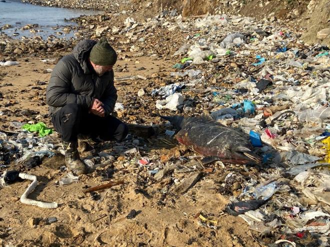 "SUDA KMYASAL OLABLR"    Rusya?nn Ukrayna?ya gerekletirdii saldrlar sonrasnda denizdeki kimyasal nedeniyle mi lmlerin olduunu ve yetkililerin bunu aratrmas gerektiini kaydeden Gazolu, ?Kars da bildiiniz gibi sava blgesinin olduu bir nokta acaba bir kimyasal m var suda? Geri bir tanesi otopsiye alnm. Nokta ok byk, deniz hattndan Sahil Gvenlik veya Jandarma?nn gezmesi gerekiyor. Zaten biz geziyoruz bulduumuzda da ihbarn yapyoruz? dedi.