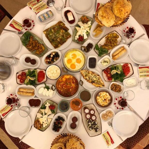 nsanlarn iftarda ok zengin sofralardan kanmas gerektiini, bunun byk bir israf olduunu savunan Saraolu, ll beslenmenin de neminden bahsetti. Saraolu aklamalarna u ekilde devam etti: