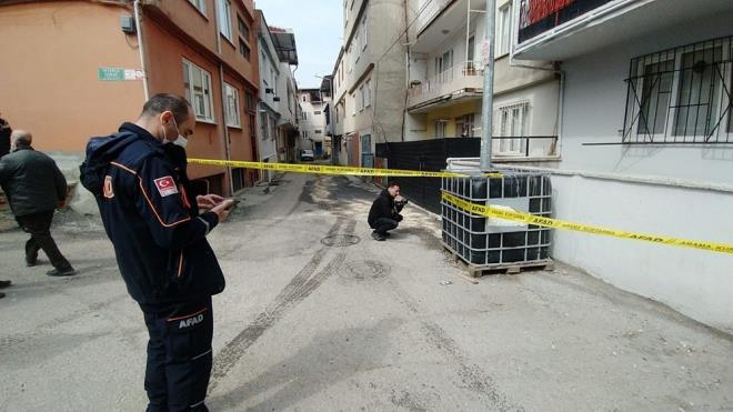 erisinde hala kimyasal madde bulunduu tahmin edilen varil ise ekipler tarafndan kaldrlarak imha edildi.