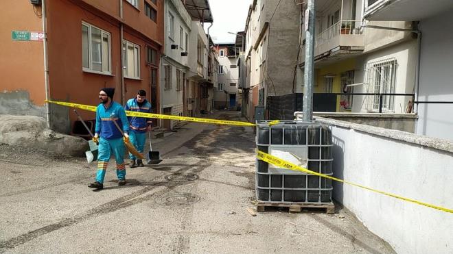 Geici olarak zerine tala serpilen madde daha sonra belediye ekipleri tarafndan blgeye sevk edilen temizlik aracyla temizlendi.