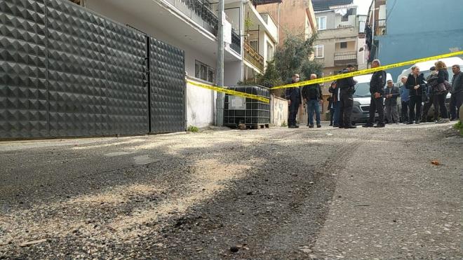 Polis ekipleri sokan giri ve klarn kapatrken, AFAD ekipleri sokak zerine yaylan madde zerinde inceleme yapt.