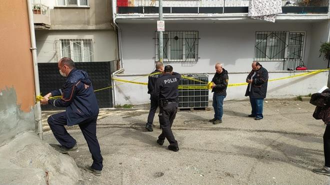 Olay, le saatlerinde Yldrm ilesi Ortabalar Mahallesi Cenk Sokak zerinde bulunan bir evin nnde meydana geldi.