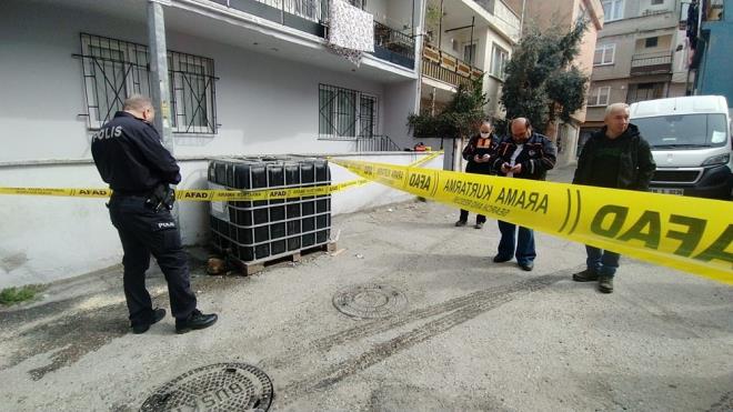 KESKN KOKU YAYILDI    Olay sonucu sokakta keskin koku ortaya karken, park halindeki baz aralarn lastiklerinin indii ve yerlerin yap yap olduu renildi.