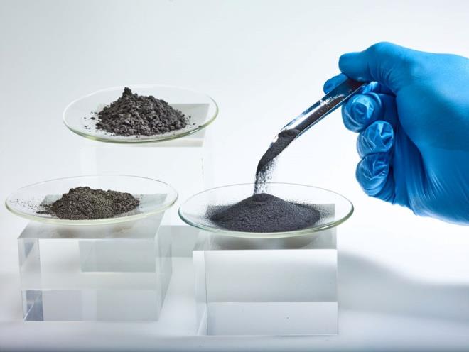 RETMDE SIKINTILAR YAANABLR    Enerji dnmnn baarl olmas iin muazzam miktarlarda zel endstriyel metaller gerekirken, bunlarn ounun bugn hala ni bir pazar olmas dikkati ekiyor.    Uluslararas Enerji Ajans'nn (IEA) "Temiz Enerji Dnmnde Kritik Minerallerin Rol" balkl raporunda, temiz enerji teknolojilerinin hzl biimde uygulamaya konulmasnn belli demir d, nadir toprak ve deerli metallerin arznda skntya yol aabilecei, bunlarn fiyatlarn yukar ekebilecei ve bunun sonucunda yenilenebilir enerji retimindeki bymenin yavalayaca ifade ediliyor.    Bakr, kobalt, nikel, lityum, grafit, nadir toprak metalleri ve alminyum IEA tarafndan kritik ham maddeler arasnda gsterilirken, arzda ve bunun sonucunda retimde sknt yaanma riski bulunuyor.