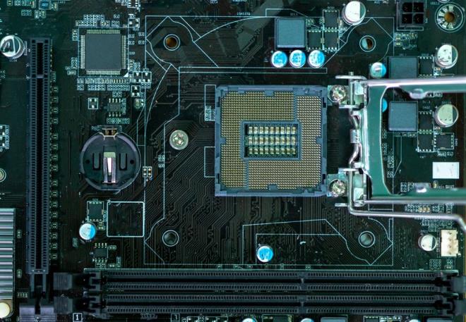 elik retiminin yan rn olan neon gaznn, az miktarlarda elde edilebilmesi nedeniyle sadece baz eski ve byk demir elik fabrikalarnda retimi salanabiliyor.    Ukrayna'nn neon gaz arz devam eden savala birlikte skntl bir dneme girerken, dnya genelinde Rusya'ya uygulanan yaptrmlarn paladyumda arz ana sebep olma ihtimali de artyor.    Her iki madde, endstriyel retimin nemli noktalarnda devreye giriyor. En nemli kullanm alannn ise yar iletken iplerin retimi olduu biliniyor. Neon gaz, ip retimindeki silikon tabaka zerine yanstlan lazer klarn beslemekte kullanlrken, paladyum, ip retiminin son evrelerinde devreye giriyor.