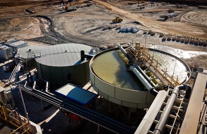 ABD, AB, Kanada, Avustralya ve Japonya farkl tanm ve gerekelerle kendi kritik hammadde listelerini oluturdu ve gncelliyor. rnein, AB'nin 2020'de gncelledii listede 30 kritik hammadde bulunuyor.    Elektrikli hareketliliin dnmnn planland kadar hzl ilerlemesi halinde 2040'a kadar zellikle batarya teknolojilerinde kullanmyla ne kan lityum talebinin 2021'deki kresel retim hacminin 6 katna kaca tahmin ediliyor.    Elektrikli otomobil bataryalar ve enerji depolama iin de acil kobalt ve grafite ihtiya bulunduu belirtiliyor. Bilinen kobalt yataklarnn yaklak yzde 70'i Kongo'da bulunuyor, grafitin yzde 74' ise in'de karlyor.