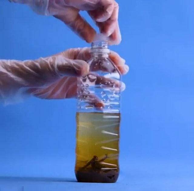 Ardndan ienin kapan bak veya makas yardmyla 3 kere delin.  delik atktan sonra ieyi kapatn ve iyice alkalayn.