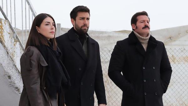 Ynetmen koltuunda ise Burak Arlel ve Burak Mjdeci oturan rekortmen diziden ayrlacak dier baroln kim olduu ortaya kt.