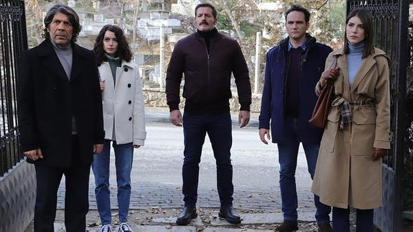 Barollerinde alar Erturul, Deniz Baysal Yurtcu, Mesut Akusta, Ezgi Eybolu, Tuncer Salman, Ezgi enler, Mehmet Usta, Nihat Altnkaya, Serdar Yein, Ahmet Uur Say ve Yavuz Bingl'n yer ald dizi ilk blmnden itibaren reytingde zirveyi hibir rakibine brakmyor.