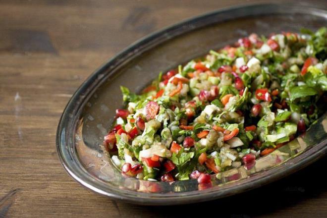 ZEYTNYALI SALATALAR    erdii Omega-3 ya asidi sayesinde zeytinya, sinir hcrelerini glendirerek oru sresinde yaanam ihtimali olan s-yorgunluk stres ve depresyon riskini azlatr. Ayrca salata yani yeillik, domates ve salatalkla kartrldnda mide ve barsaklarn yorulmasn nler.