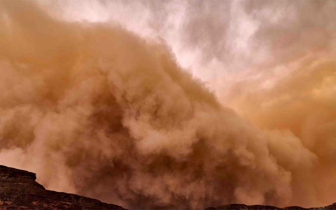 Meteoroloji sitesinden duyurdu : <br>Kuzey Afrika zerinden gelen l tozu 31 Mart 2022 perembe ve 1 Nisan 2022 cuma gn Trkiye'yi vuracak. l tozuMarmara, Ege,  Anadolu'nun bats ve Bat Karadeniz'de etkili olacak. Halen Kuzey Afrika zerinde bulunan alak basn merkezinin Avrupa zerine hareketi ile birlikte lkemizin bat kesimlerinde zellikle yksek seviyelerde toz tanm grlecek. 31 Mart 2022 Perembe gn Gneydou Anadolu'nun gneyinde hafif kuvvette, Suriye snrna yakn kesimlerde orta kuvvette yzey toz tanm bekleniyor..