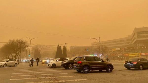 amur yaacak : <br>Meteorolojinin yaynlad uyarya gre zellikle Eskiehir, Ktahya, Bilecik ve Bursa illerinde l tozuyla birlikte adeta amur yaacak. Toz tanm sebebiyle gr mesafesi, hava kalitesi decek, ya ihtimali olan yerlerde ise amur eklinde ya grlecek. l tozu cuma gn akam saatlerine kadar youn bir ekilde etkili olacak.