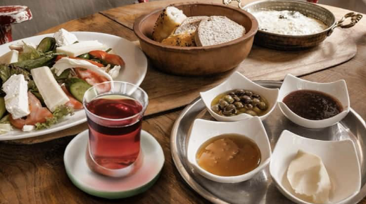 TRKYE bekledii bahar havasna kavutu. Ancak baharn tadn Meteoroloji Genel Mdrl'nden gelen l tozu uyars kard. Perembe gn itibariyle Afrika zerinden gelen l tozu bir ok kenti saracak. Adeta havadan amur yaacak. Eskiehir, Bursa , Bilecek  ve Ktahya illeri iin zel uyar yapld. Hastal olanlar da aman dikkat! Ne kap pencere an ne de darya kn. te meteoroloji uzmanlardan gelen son hava durumu tahmini ve uyarlar: