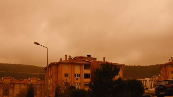 En ok buralar vuracak : <br>l tozlarnn Libya zerinden geldiine dikkat eken Meteoroloji uzman Kerem kten, Trkiye'ye Yunanistan ve Ege zerinden gireceini belirtti. Ege, Trakya, Bat Karadeniz ve Marmara?nn l tozlarndan en fazla etkilenen blgeler olacan vurgulayan kten, l tozlarnn tarm iin son derece nemli olduunu belirterek ?Gbre grevi gryor? dedi. l tozlarnn perembe gn youn gzkeceini kaydeden kten, havadaki krmzla ve turunculua dikkat ekerek? dedi.