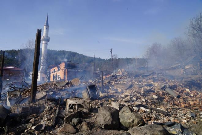 Vatandalar evden karan Ayhan Calayolu, ardndan itfaiye ekiplerini arayarak yardm istedi. hbarn ardndan olay yerine ok sayda itfaiye sevk edildi.