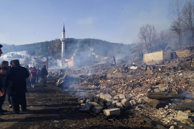 "DESTEK BEKLYORUZ"    Yangnn herkesin uyuduu srada ktn syleyen Haydarlar Ky Muhtar Salim Kuru, ?Yangnn ahap evde elektrik kontandan ktn tahmin ediyoruz. Ayhan Calayolu?nun kpei vard. Yangn evi sarnca kpein sesine uyanm ve Ayhan gelip ?yanyoruz? diyerek bizleri uyandrd. Ondan sonra evleri tahliye ettik. Devletimizden yanan evlerle ilgili bir yardm ve destek bekliyoruz? dedi.