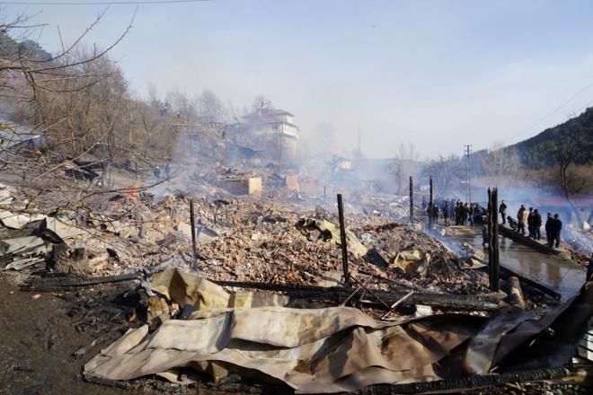 EVLER VE AHIRLAR KLE DND    Yangnda Kamil Aolu, aban Kadam, smail Kadam, Ayhan Calayolu ve dris Calayolu isimli vatandalara ait 7 ev, 7 ahr, 1 traktr yand. 12 bykba hayvan ise tamamen telef oldu.