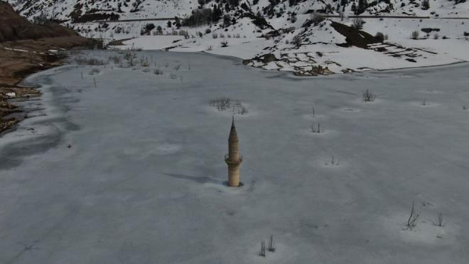 Bahar aylarna ramen Sivas'ta buz tutan gl hala zlmedi - 3  "BU YILA KADAR BYLE BR EY OLMADI"    Ky sakinlerinden 85 yandaki Ali hsan Yrk, hayat boyunca en souk k mevsimini geirdiini belirterek, ?Bu yla kadar byle bir ey olmad. Ben 85 yandaym, bugne kadar bu kadar souk grmedim? dedi.