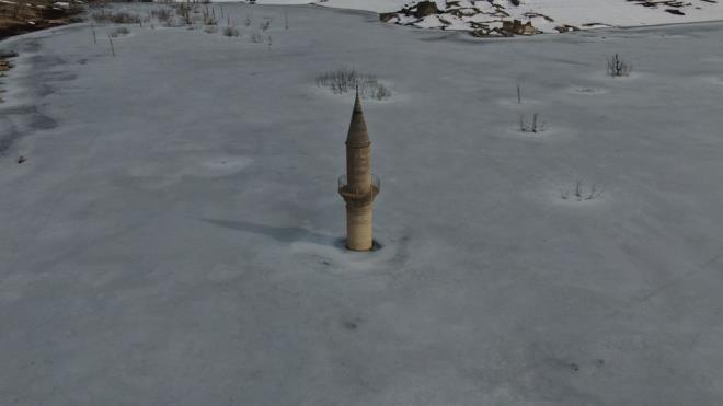 Ky sakinlerinden Kamer Kzlyar ise, ?Bu yl k ok ileli geti. ok yordu bizi. Ama ok uratk ok mcadele ettik. Barajn zeri halen buz. Suyun seviyesi ykselecek mi azalacak m tahmin edemiyoruz. Nisan ayna girdik, ama halen zemheri k yayoruz" eklinde konutu.