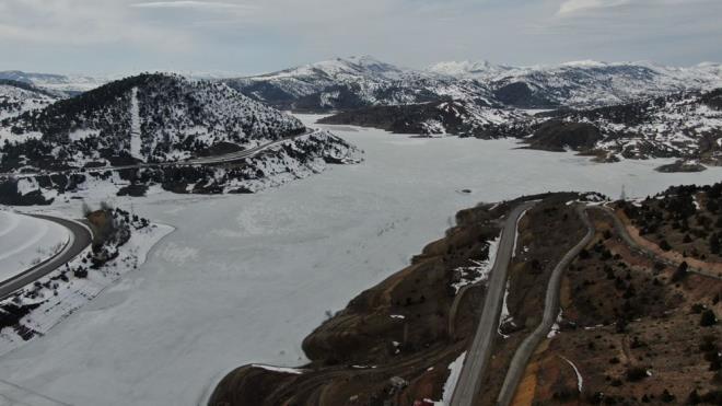 Son yllarn en sert ve uzun k mevsimini yaayan Sivas?ta, Sibirya souklarnn etkisi halen sryor.    Sivas?n Hafik ilesi snrlar ierisinde yer alan Pusat zen Baraj Gl, dondurucu souklarn etkisi ile buzla kapland. K ortasnda gln yzeyindeki buz kalnl 1 metreye ulat. Mart aynn bitmesine ramen buz tutan gl halen zlmedi.