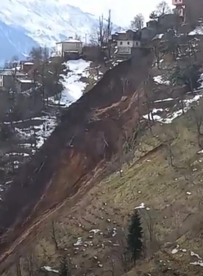 Trabzon Arsin'e bal Badurak Mahallesi Msrl mevkisinde, bakkal ve kahvehane olarak hizmet verilen 2 katl binann aasndaki yama arazide dn akam heyelan meydana geldi.