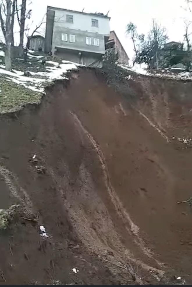 Ani kar erimesiyle oluan heyelan sonras duvarlar atlayan 2 katl bina boaltld.