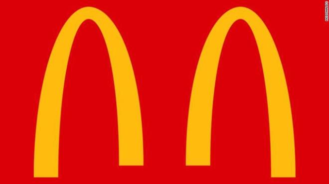 McDonalds ise adn ba harfi olan ikonik 'M' harfini ikiye blerek sosyal mesafeye nem verilmesini istedi.